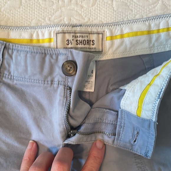 Old Navy Favorite Khakis Gray 3 1/2 Low-Rise Shorts EUC Size 4 - Picture 4 of 5